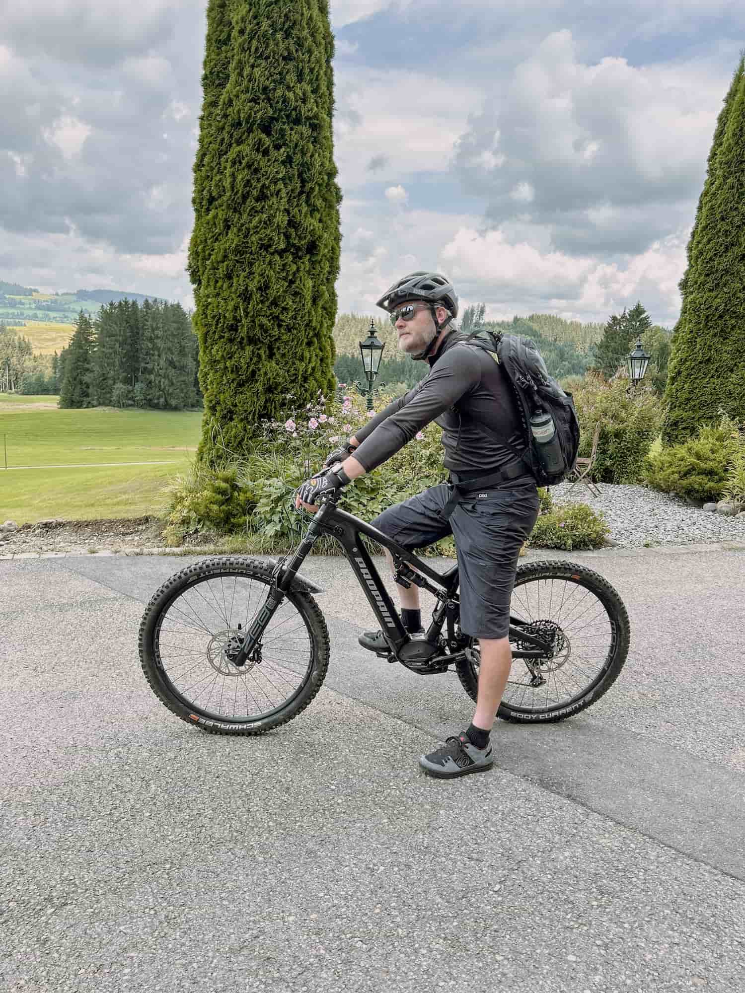 Mountainbiker mit E-Bike vor der Naturkulisse rund um den Mika Hof in Weitnau