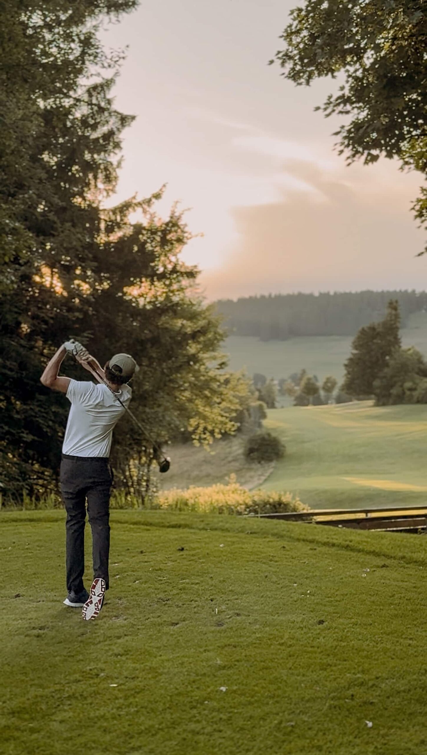Golfer beim Abschlag auf dem Golfplatz nahe dem Mika Hof im Allgäu