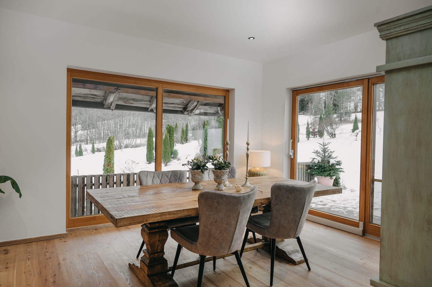 Großer Essbereich mit Holztisch und Panoramafenstern in der Ferienwohnung Hauchenberg