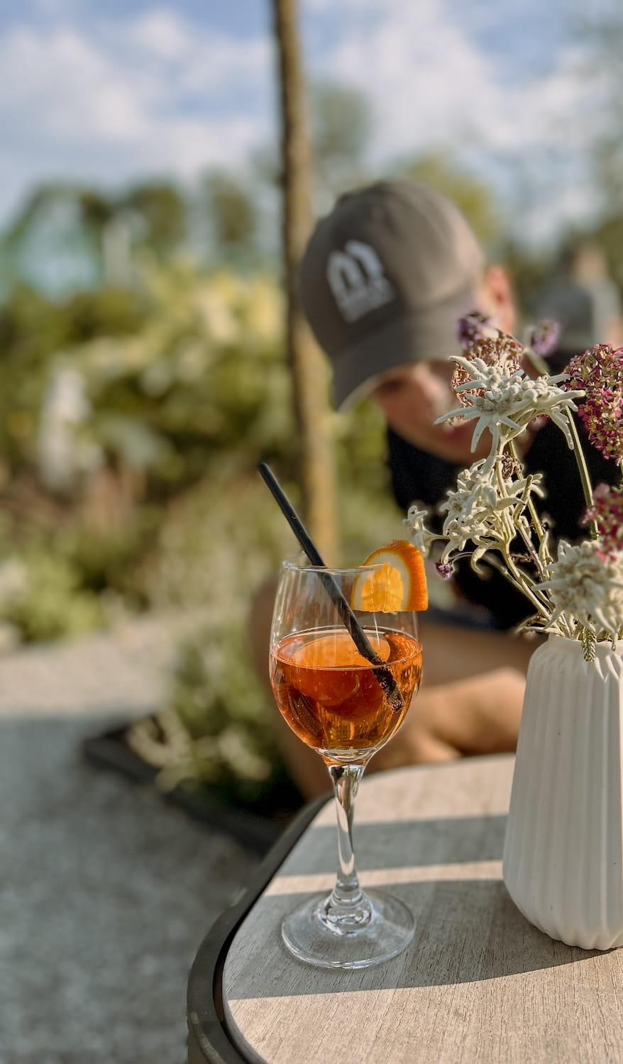 Aperitif mit Orange auf der sonnigen Terrasse des Mika Hofs in Weitnau im Allgäu