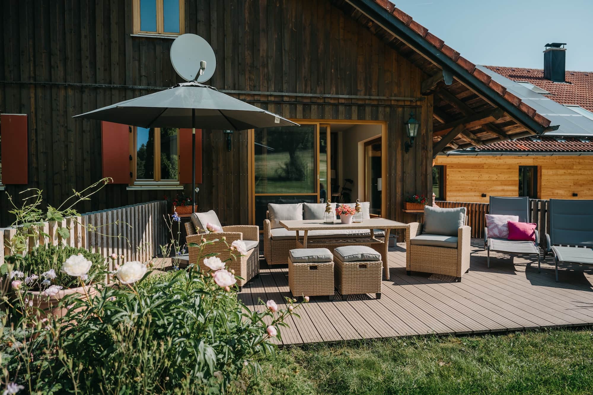 Große Panoramaterrasse mit Loungemöbeln und Sonnenliegen der Ferienwohnung Hauchenberg am Mika Hof