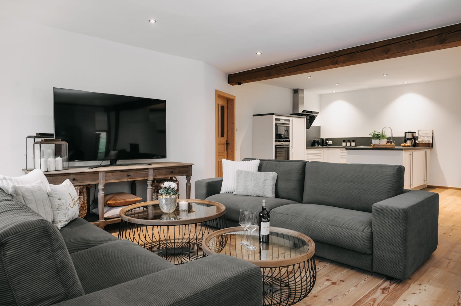 Offener Wohnbereich mit Küche und Sofalandschaft in der Ferienwohnung Hauchenberg am Mika Hof