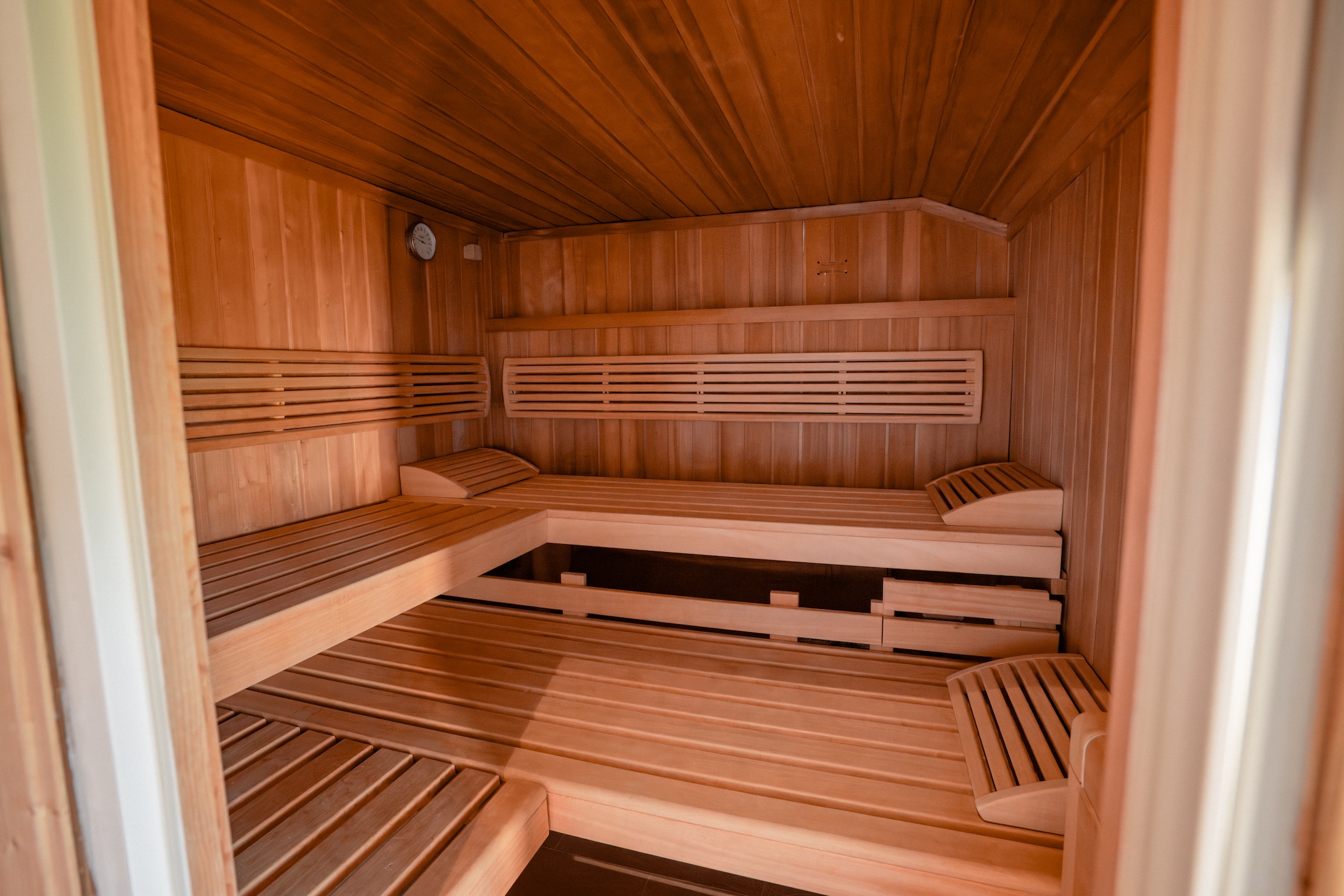 Holzverkleidete Sauna mit mehreren Sitzbänken in der Ferienwohnung Hauchenberg am Mika Hof