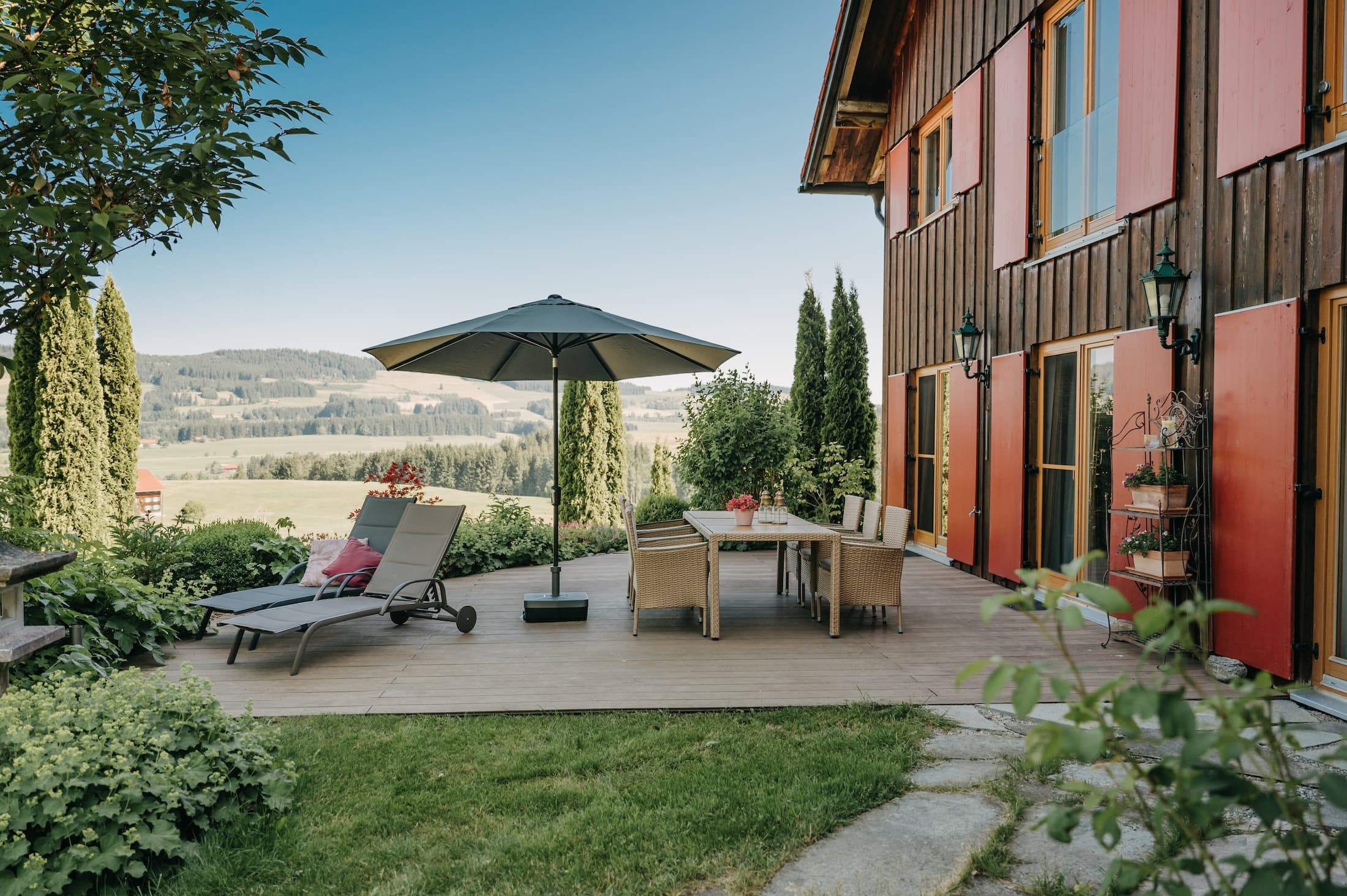 Westterrasse der Ferienwohnung Sonneck mit Garten und weitem Blick über das Allgäu