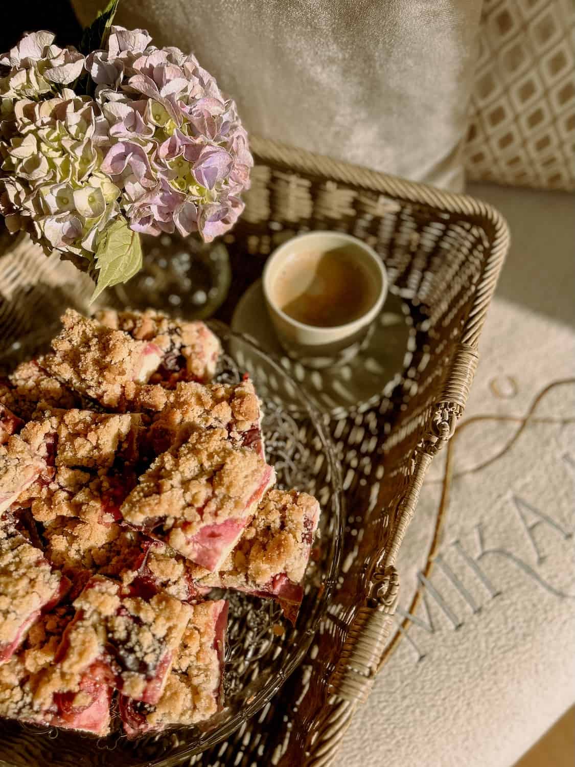 Frischer Streuselkuchen mit Kaffee und Blumen als gemütlicher Genussmoment am Mika Hof