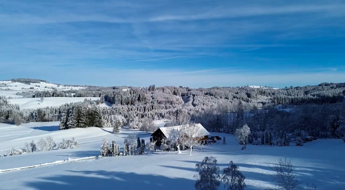 Mika Hof in verschneiter Alleinlage über dem Weitnauer Tal im winterlichen Allgäu