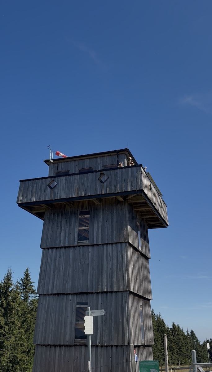 Hölzerner Aussichtsturm Alpkönigblick auf dem Hauchenberg im Allgäu bei strahlend blauem Himmel
