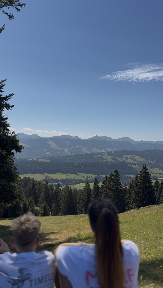 Panoramablick vom Alpkönigblick über das Weitnauer Tal bis zu den Allgäuer Alpen